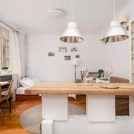 Plac Zamkowy Old Town, Sun & Snow *