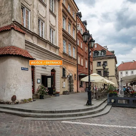 Plac Zamkowy Old Town, Sun & Snow *