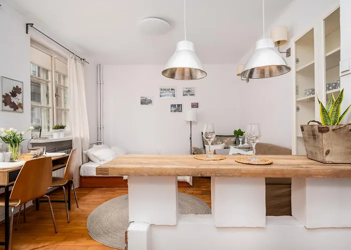 Plac Zamkowy Old Town, Sun & Snow *