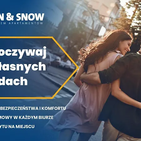 Plac Zamkowy Old Town, Sun & Snow *